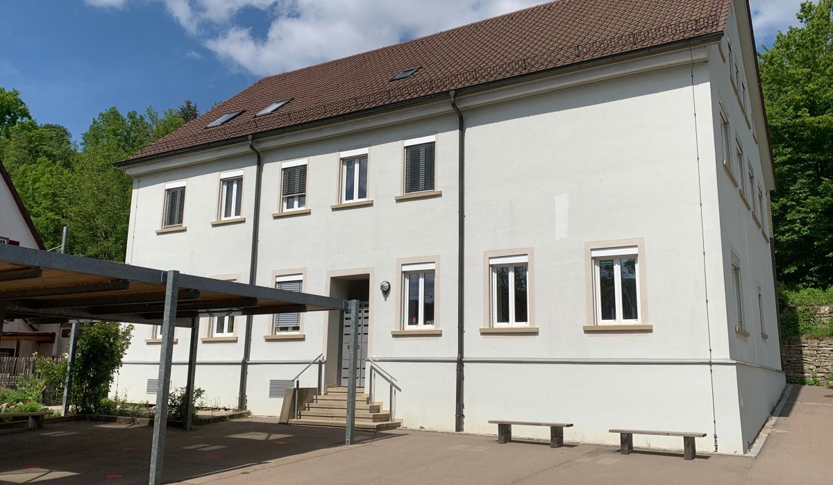 Zweistöckiges weißes Gebäude mit braunem Dach, Fenstern und überdachtem Bereich. Umgeben von Bäumen, blauer Himmel mit Wolken., © Land der 1000 Hügel - Kraichgau-Stromberg Zweistöckiges weißes Gebäude mit braunem Dach, Fenstern und überdachtem Bereich. Umgeben von Bäumen, blauer Himmel mit Wolken., © Land der 1000 Hügel - Kraichgau-Stromberg
