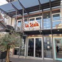 Das Bild zeigt die Fassade eines Restaurants namens La Scala mit moderner Architektur und einem Olivenbaum im Vordergrund., © cStadtNuertingen Das Bild zeigt die Fassade eines Restaurants namens La Scala mit moderner Architektur und einem Olivenbaum im Vordergrund., © cStadtNuertingen