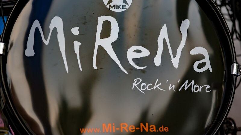 Nahaufnahme eines Schlagzeugs mit dem MiReNa-Logo und der Aufschrift 'Rock'n'More'. Darunter ist die Website www.Mi-Re-Na.de zu sehen., &copy; EMT Event-Media-Tec GmbH