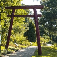 Ein rotes Torii-Tor mit der Zahl 25 im Apothekergarten Bad Liebenzell, umgeben von üppigem Grün und einem gepflasterten Weg., © Stuttgart-Marketing GmbH, Sarah Schmid