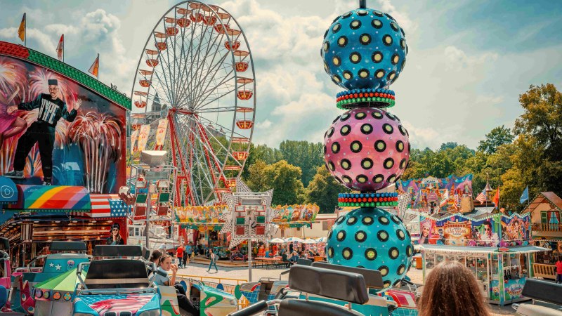 Bunte Fahrgeschäfte auf dem Jakobimarkt in Schwäbisch Hall., © Michael Kuehneisen Bunte Fahrgeschäfte auf dem Jakobimarkt in Schwäbisch Hall., © Michael Kuehneisen