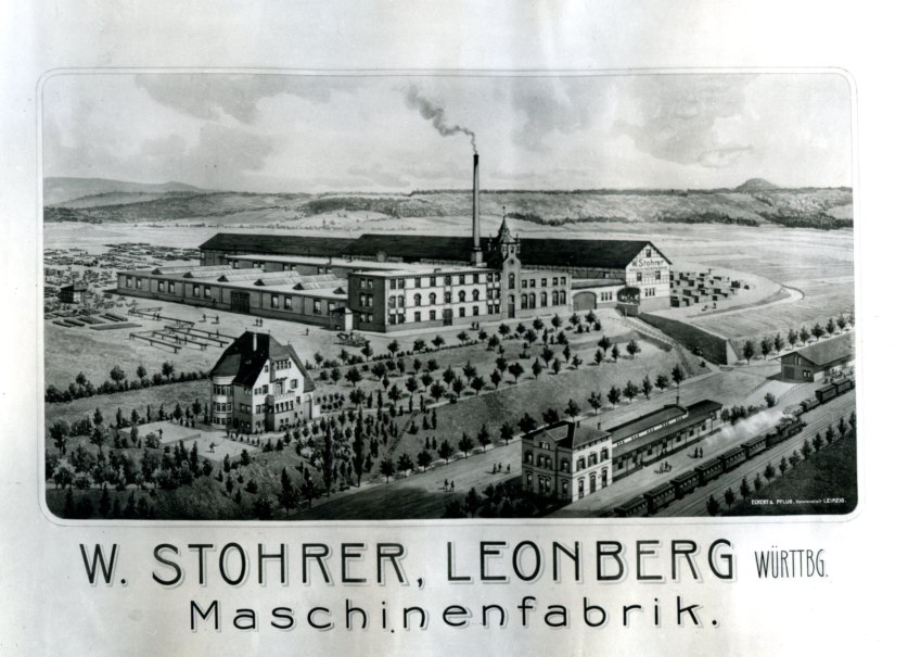 Historische Zeichnung der Maschinenfabrik W. Stohrer in Leonberg mit gro&szlig;en Geb&auml;uden, Schornstein und umliegenden Anlagen. Im Vordergrund sind B&auml;ume und ein Zug zu sehen., &copy; Stadtarchiv Leonberg