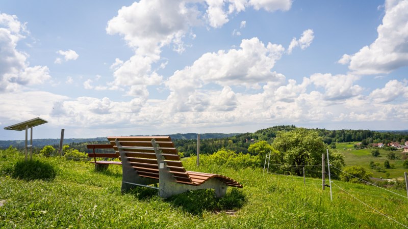 Ruheliege auf einer gr&uuml;nen Wiese am Aussichtspunkt "Hohe Tanne" mit Blick auf eine h&uuml;gelige Landschaft und einen bew&ouml;lkten Himmel., &copy; agentur arcos/Niki Eilers