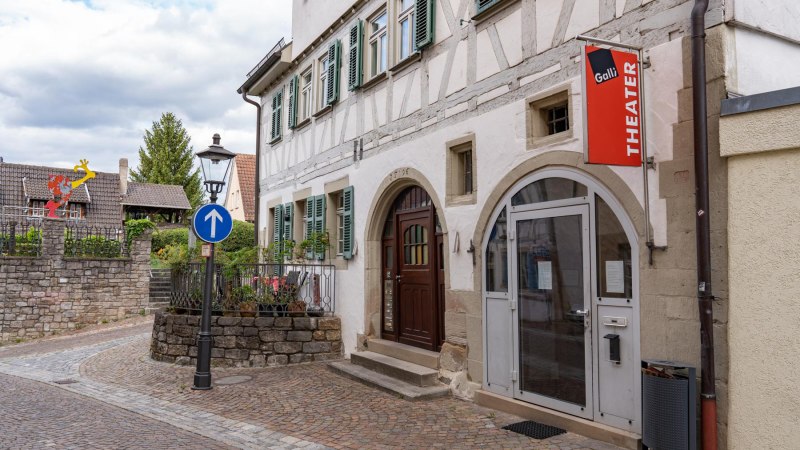 Eingang des Galli Theaters in Backnang, an einem Fachwerkhaus mit rotem Theaterschild. Kopfsteinpflasterstra&szlig;e und Laterne im Vordergrund., &copy; Stuttgart Marketing GmbH, Fotografin Martina Denker