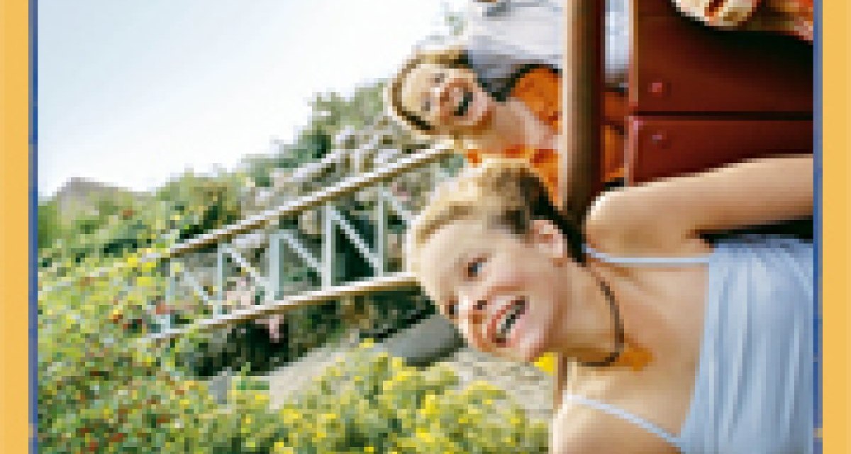 Vier Personen in einer Achterbahn im Freizeitpark Tripsdrill, lachend und in Schr&auml;glage. Text: "Schr&auml;glage..."., &copy; Land der 1000 H&uuml;gel - Kraichgau-Stromberg