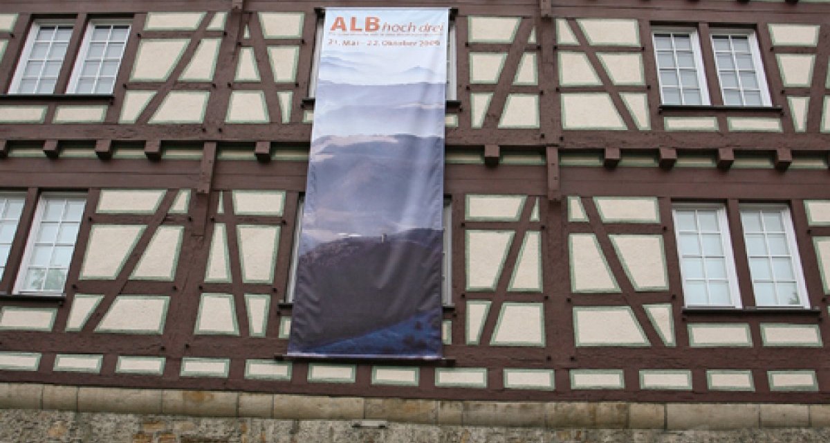 Fachwerkgebäude des Kunstmuseums Spendhaus mit einem großen Banner und Schildern davor. Historische Architektur mit vielen Fenstern., © StaRT GmbH Fachwerkgebäude des Kunstmuseums Spendhaus mit einem großen Banner und Schildern davor. Historische Architektur mit vielen Fenstern., © StaRT GmbH