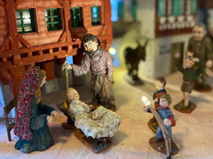 Eine Krippenszene mit Maria, Josef und dem Jesuskind. Umgeben von Figuren in einem rustikalen, weihnachtlichen Setting., © PlochingenInfo Eine Krippenszene mit Maria, Josef und dem Jesuskind. Umgeben von Figuren in einem rustikalen, weihnachtlichen Setting., © PlochingenInfo