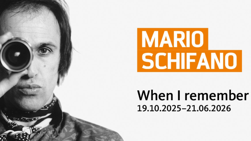 Schwarz-weiß Bild eines Mannes, der durch ein Objektiv schaut. Rechts steht "Mario Schifano" in orange und "When I remember" mit Ausstellungsdaten., © SCHAUWERK Sindelfingen_Foto: Patrizia Ruspoli Schwarz-weiß Bild eines Mannes, der durch ein Objektiv schaut. Rechts steht "Mario Schifano" in orange und "When I remember" mit Ausstellungsdaten., © SCHAUWERK Sindelfingen_Foto: Patrizia Ruspoli