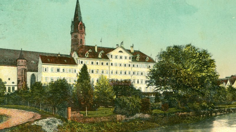 Pücklersches Schloss - weiß gestrichenes, langgezogenes, mehrstöckiges Schlossgebäude, im Vordergrund ein kleiner Park mit Büschen und Bäumen am Kocherufer, im Hintergrund Turm und Kichenschiff der evangelischen Stadtkirche, © Stadtarchiv Gaildorf Pücklersches Schloss - weiß gestrichenes, langgezogenes, mehrstöckiges Schlossgebäude, im Vordergrund ein kleiner Park mit Büschen und Bäumen am Kocherufer, im Hintergrund Turm und Kichenschiff der evangelischen Stadtkirche, © Stadtarchiv Gaildorf