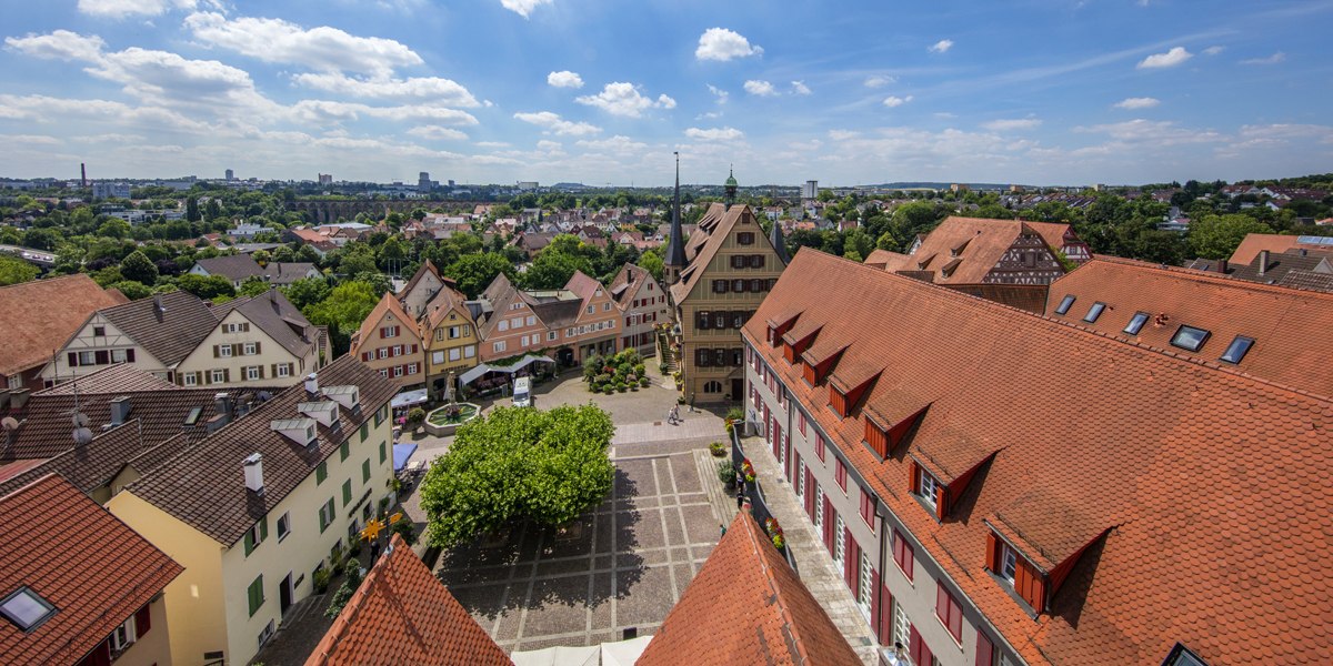 Luftaufnahme des Marktplatzes in Bietigheim-Bissingen. Rote Dächer und Fachwerkhäuser prägen das Bild. Im Hintergrund erstreckt sich die Stadtlandschaft., © Stuttgart-Marketing GmbH, Achim Mende