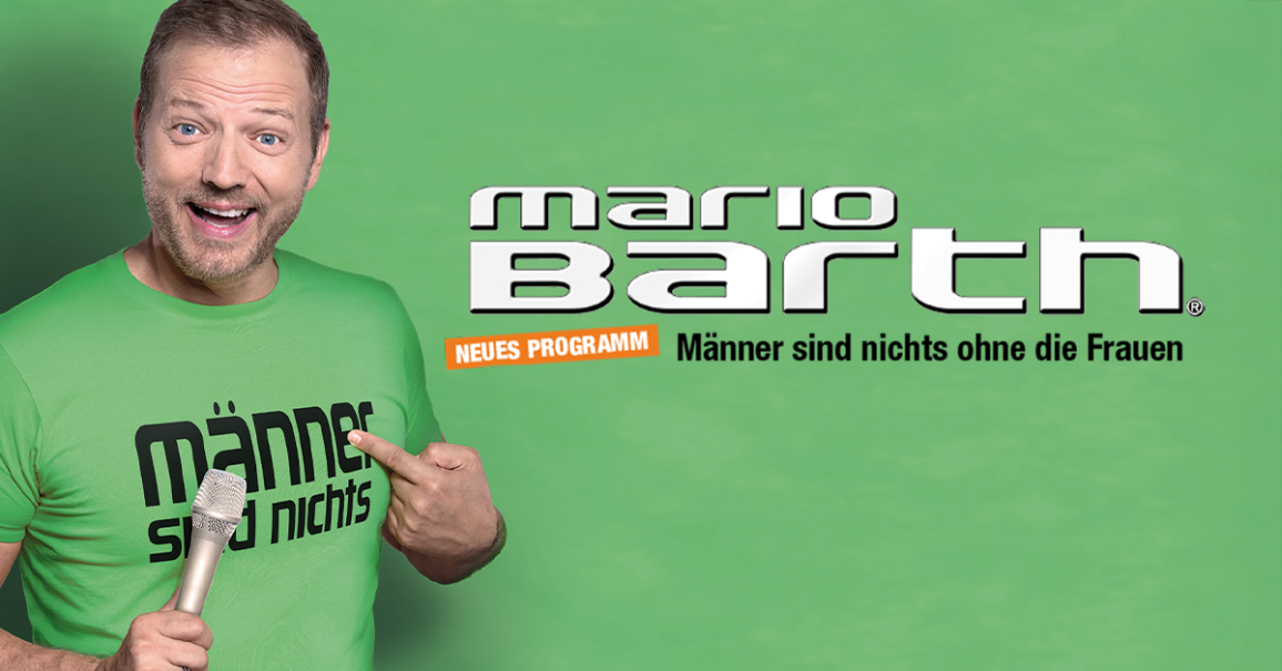 Ein Mann in einem gr&uuml;nen T-Shirt mit der Aufschrift 'M&auml;nner sind nichts' h&auml;lt ein Mikrofon und zeigt auf den Text. Daneben steht 'Mario Barth - Neues Programm'., &copy; links im Bild
