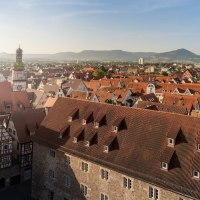 Panoramablick über Kirchheim unter Teck mit roten Dächern, Fachwerkhäusern und einem Kirchturm. Im Hintergrund sind Hügel und blauer Himmel zu sehen., © Stuttgart-Marketing GmbH, Martina Denker Panoramablick über Kirchheim unter Teck mit roten Dächern, Fachwerkhäusern und einem Kirchturm. Im Hintergrund sind Hügel und blauer Himmel zu sehen., © Stuttgart-Marketing GmbH, Martina Denker