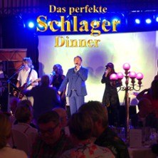 Das perfekte Schlager Dinner, &copy; links im Bild