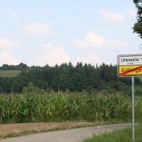 Straßenschild zeigt das Ende von Aidlingen und Richtung nach Lehenweiler. Umgebung mit Feldern und Bäumen, blauer Himmel im Hintergrund., © Natur.Nah. Schönbuch & Heckengäu