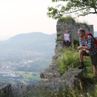 Wanderer blicken von der Burgruine hinunter ins Tal, © Bad Urach Tourismus