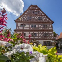 Fachwerkhaus in Bietigheim-Bissingen, umgeben von blühenden Blumen und strahlendem Himmel., © Land der 1000 Hügel - Kraichgau-Stromberg Fachwerkhaus in Bietigheim-Bissingen, umgeben von blühenden Blumen und strahlendem Himmel., © Land der 1000 Hügel - Kraichgau-Stromberg