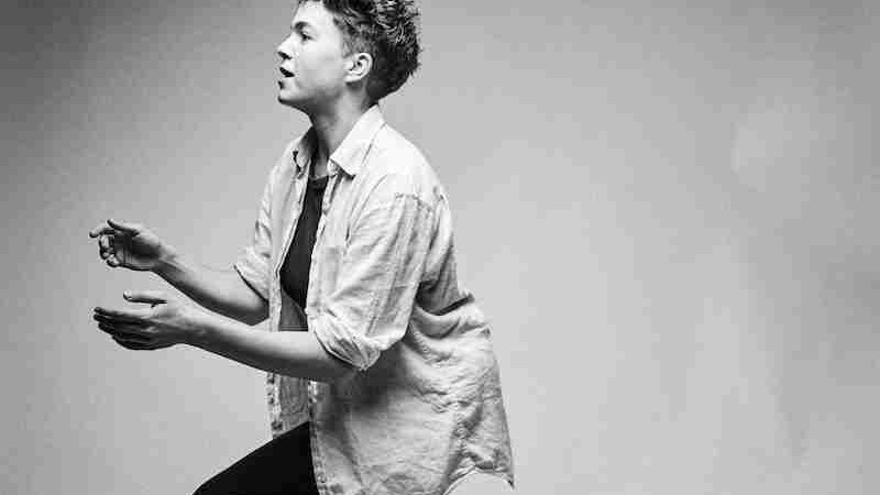 Person in Bewegung, macht eine theatralische Geste. Schwarz-weiß, dynamische Pose, lässige Kleidung. Hintergrund neutral., © Kulturhaus Schwanen Person in Bewegung, macht eine theatralische Geste. Schwarz-weiß, dynamische Pose, lässige Kleidung. Hintergrund neutral., © Kulturhaus Schwanen