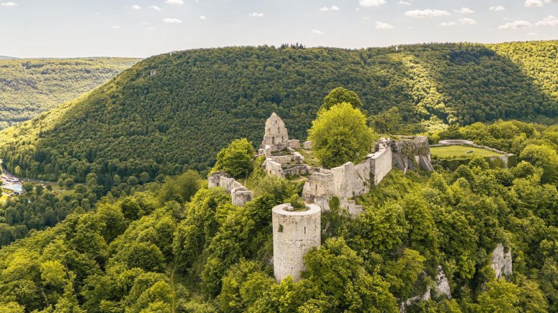 Die Burgruine Hohenurach thront auf einem bewaldeten Hügel, umgeben von üppiger Natur und sanften Hügeln unter einem klaren Himmel., © SMG, Sarah Schmid Die Burgruine Hohenurach thront auf einem bewaldeten Hügel, umgeben von üppiger Natur und sanften Hügeln unter einem klaren Himmel., © SMG, Sarah Schmid