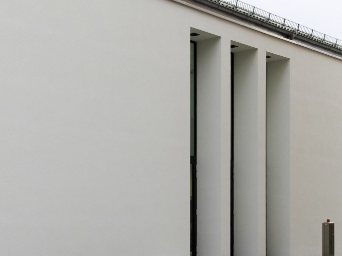 Moderne Fassade eines Geb&auml;udes mit schmalen vertikalen Fenstern und glatter wei&szlig;er Oberfl&auml;che., &copy; Kunsthalle G&ouml;ppingen