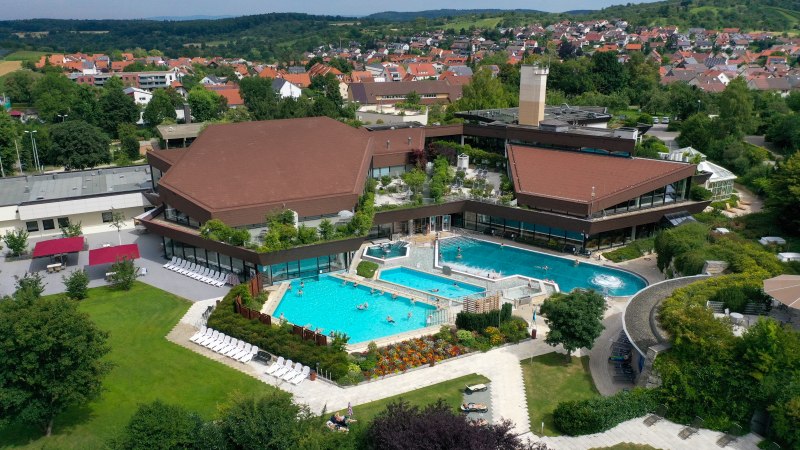 Blick auf die Außenbecken und den Gartenbereich der Panorama Therme Beuren, © Panorama Therme Beuren, Foto: Benjamin Layh Blick auf die Außenbecken und den Gartenbereich der Panorama Therme Beuren, © Panorama Therme Beuren, Foto: Benjamin Layh