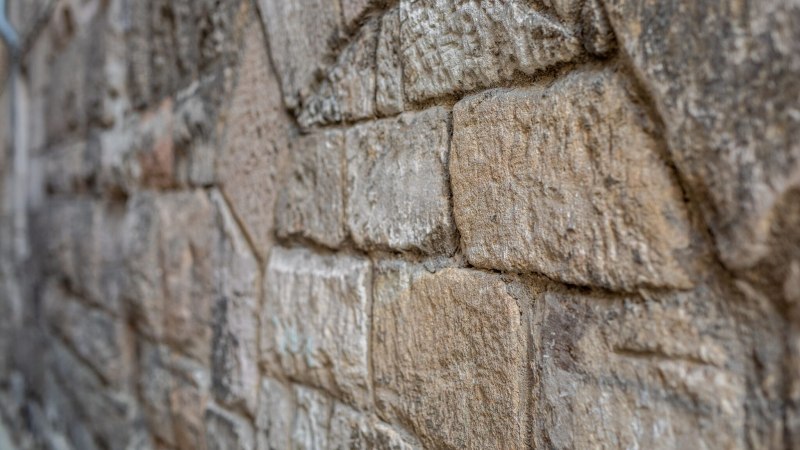 Nahaufnahme einer alten Steinmauer mit verwitterten, unregelmäßigen Steinen. Die Textur der Steine ist deutlich sichtbar., © Für die Bildrechte: Amt für Medien und Kommunikation Schwäbisch Gmünd