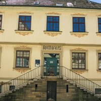 Das historische Rathaus von Vaihingen an der Enz mit Treppe und verzierten Fenstern, daneben ein Fachwerkhaus mit Blumenkästen., © Stuttgart-Marketing GmbH, Sarah Schmid