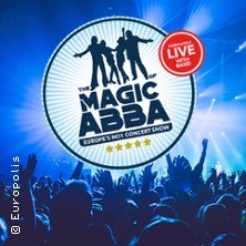 Logo der Show 'The Magic of ABBA' vor einer jubelnden Menschenmenge bei einem Konzert., &copy; links im Bild