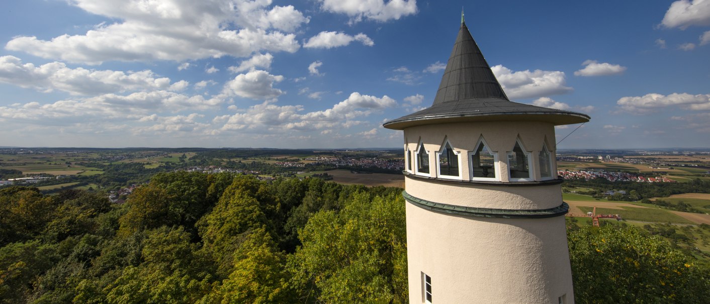 Der Engelbergturm in Leonberg ragt über eine grüne Landschaft, unter einem blauen Himmel mit weißen Wolken., © SMG Achim Mende Der Engelbergturm in Leonberg ragt über eine grüne Landschaft, unter einem blauen Himmel mit weißen Wolken., © SMG Achim Mende