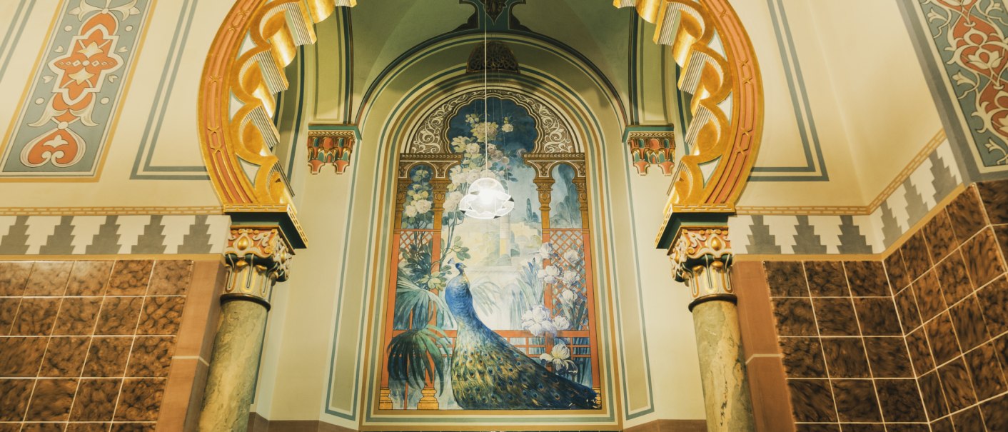 Pr&auml;chtiges Wandgem&auml;lde mit Pfau in einem kunstvoll dekorierten Raum mit S&auml;ulen und Ornamenten., &copy; &copy;LOCHER Fotodesign & Manufaktur &copy;Staatsbad Wildbad GmbH