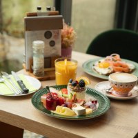 Ein reich gedeckter Frühstückstisch mit Obst, Orangensaft, Kaffee und einem Teller mit Eiern und Lachs., © Ingrid Glückswelt Ein reich gedeckter Frühstückstisch mit Obst, Orangensaft, Kaffee und einem Teller mit Eiern und Lachs., © Ingrid Glückswelt