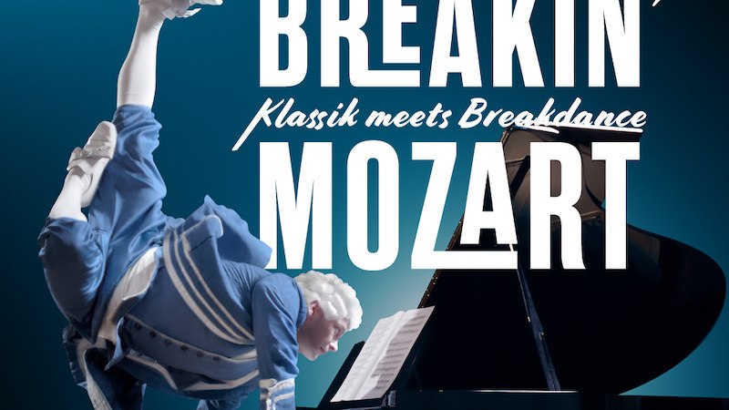Ein Breakdancer in historischer Kleidung führt einen Handstand über einem Klavier aus. Text: 'Breakin' Mozart - Klassik meets Breakdance'., © DDC Entertainment GmbH & Co KG