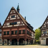 Fachwerkhäuser in der Altstadt von Plochingen, darunter das historische Rathaus. Die Gebäude sind bei klarem Himmel und Sonnenschein zu sehen., © Stuttgart-Marketing GmbH, Sarah Schmid Fachwerkhäuser in der Altstadt von Plochingen, darunter das historische Rathaus. Die Gebäude sind bei klarem Himmel und Sonnenschein zu sehen., © Stuttgart-Marketing GmbH, Sarah Schmid
