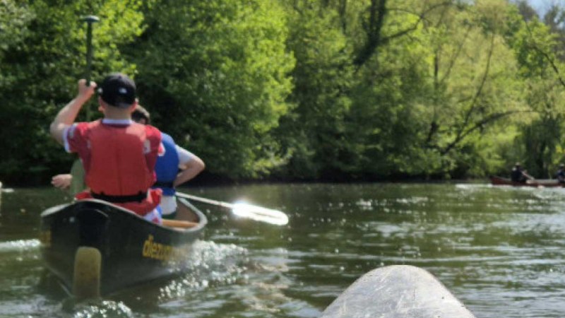 Eine Gruppe von Menschen paddelt in Kanus auf einem ruhigen Fluss, umgeben von üppigem Grün und Bäumen., © WTM GmbH Waiblingen Eine Gruppe von Menschen paddelt in Kanus auf einem ruhigen Fluss, umgeben von üppigem Grün und Bäumen., © WTM GmbH Waiblingen
