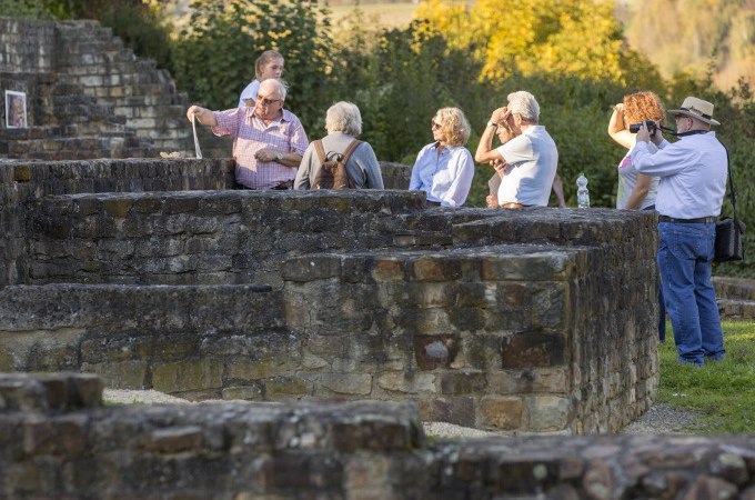 Eine Gruppe von Menschen besichtigt die Ruinen eines r&ouml;mischen Gutshofs bei sonnigem Wetter., &copy; Stadt N&uuml;rtingen