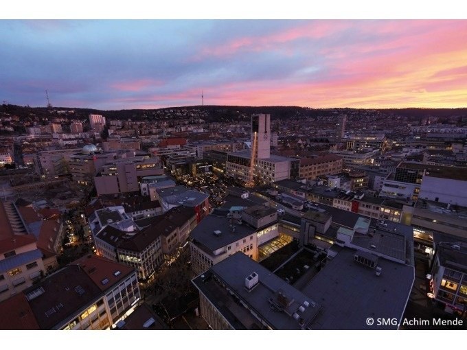 Abendliche Stadtansicht von Stuttgart mit beleuchteten Geb&auml;uden und einem farbenfrohen Himmel im Hintergrund., &copy; Stuttgart Marketing GmbH