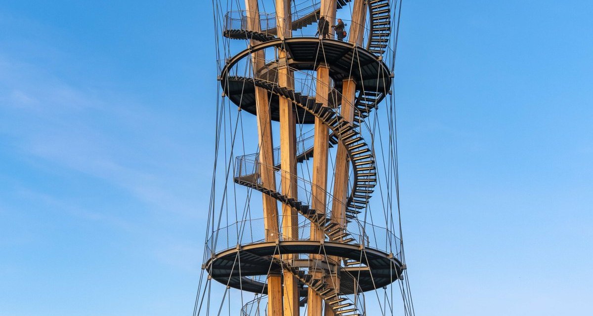 Aussichtsturm mit spiralf&ouml;rmiger Treppe, umgeben von Radfahrern und B&auml;umen, vor blauem Himmel., &copy; Stuttgart Marketing GmbH Martina Denker
