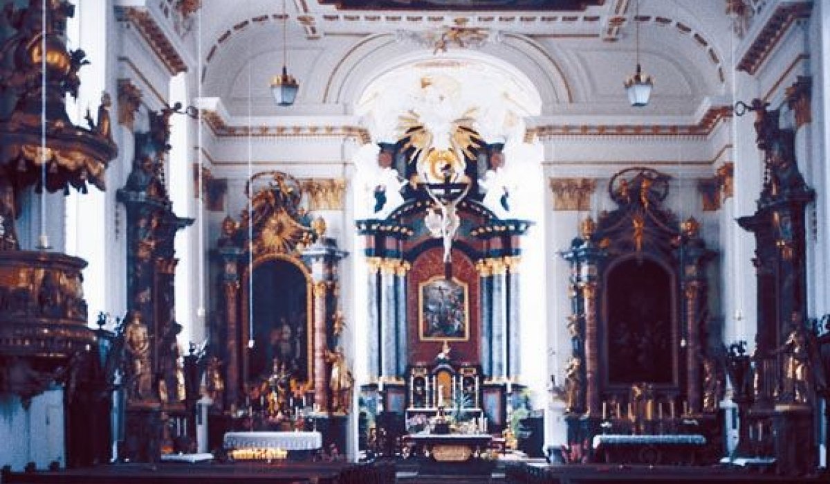 Innenansicht der Stiftskirche St. Cyriakus mit prächtigem Altar, goldenen Verzierungen und hohen Decken. Die Architektur ist reich dekoriert., © Stadt Wiesensteig Innenansicht der Stiftskirche St. Cyriakus mit prächtigem Altar, goldenen Verzierungen und hohen Decken. Die Architektur ist reich dekoriert., © Stadt Wiesensteig