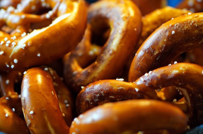Frische, goldbraune Brezeln mit grobem Salz, die einladend und knusprig wirken. Perfekt f&uuml;r einen schw&auml;bischen Snack., &copy; Stadt G&ouml;ppingen