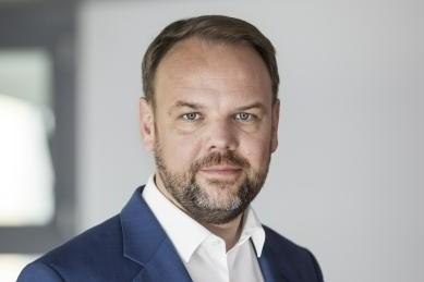 Ein Mann in einem blauen Anzug und weißem Hemd blickt in die Kamera. Der Hintergrund ist neutral und unscharf., © Stadt Esslingen am Neckar Ein Mann in einem blauen Anzug und weißem Hemd blickt in die Kamera. Der Hintergrund ist neutral und unscharf., © Stadt Esslingen am Neckar