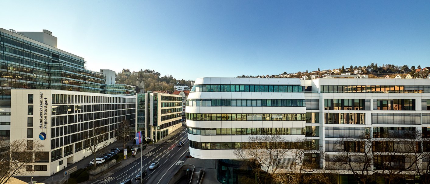 Moderne B&uuml;rogeb&auml;ude in Stuttgart unter klarem Himmel. Die Architektur ist zeitgen&ouml;ssisch, mit gro&szlig;en Glasfl&auml;chen und geometrischen Formen., &copy; Aloft Stuttgart