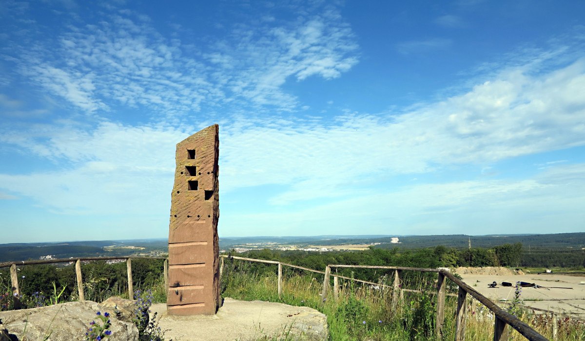 Steinskulptur auf einem Hügel, umgeben von Natur und einem weiten Blick über die Landschaft. Der Himmel ist blau mit einigen Wolken., © Bürgerverein Eltingen e. V.