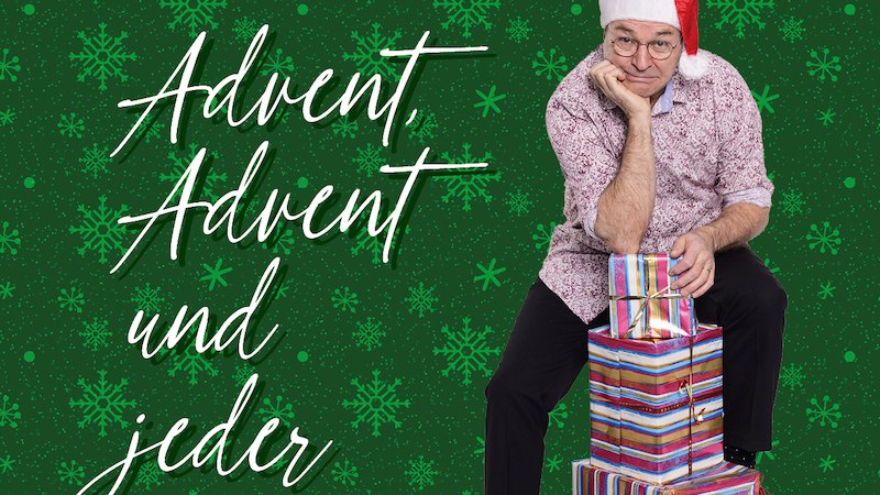 Mann mit Weihnachtsmütze sitzt auf Geschenken vor grünem Hintergrund mit Schneeflocken. Text: 'Heinrich del Core - Advent, Advent und jeder rennt...', © NPG Messe und Veranstaltungs-GmbH