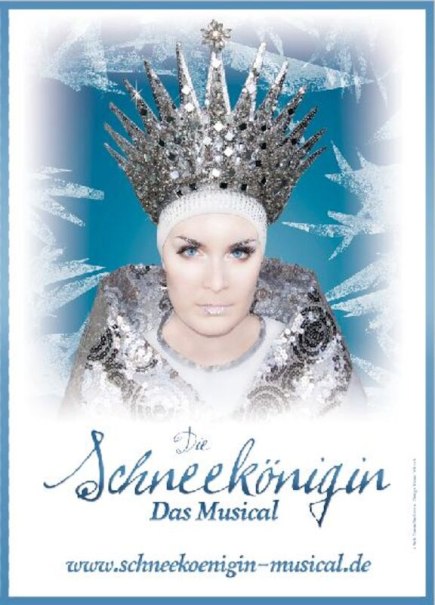 Plakat für 'Die Schneekönigin – Das Musical' mit einer Frau in silberner Krone und Umhang vor blauem Hintergrund. Website unten angegeben., © Go 2 - Convent GmbH Plakat für 'Die Schneekönigin – Das Musical' mit einer Frau in silberner Krone und Umhang vor blauem Hintergrund. Website unten angegeben., © Go 2 - Convent GmbH