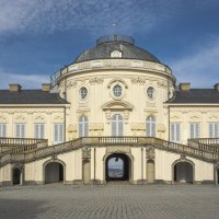 Schloss Solitude mit symmetrischen Treppen, klassizistischer Architektur und blauem Himmel im Hintergrund., © Stuttgart-Marketing GmbH, Sarah Schmid