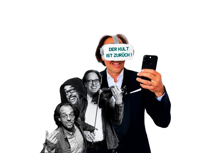 Ein Mann trägt eine VR-Brille mit der Aufschrift 'Der Kult ist zurück!' und hält ein Smartphone. Um ihn herum sind schwarz-weiße Bilder seiner selbst., © Stadt Murrhardt Ein Mann trägt eine VR-Brille mit der Aufschrift 'Der Kult ist zurück!' und hält ein Smartphone. Um ihn herum sind schwarz-weiße Bilder seiner selbst., © Stadt Murrhardt