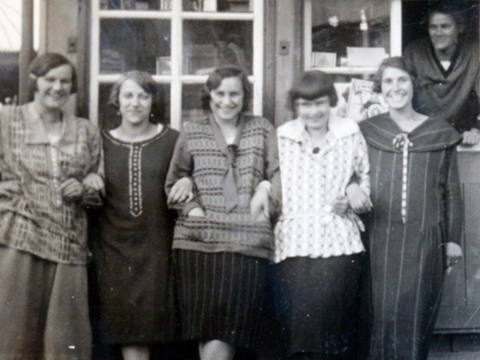 Fünf Frauen in Vintage-Kleidung stehen Arm in Arm vor einem Geschäft. Eine sechste Person schaut aus dem Fenster. Die Szene wirkt freundlich und nostalgisch., © Eigenbetrieb Tourismus und Citymanagement Schorndorf Fünf Frauen in Vintage-Kleidung stehen Arm in Arm vor einem Geschäft. Eine sechste Person schaut aus dem Fenster. Die Szene wirkt freundlich und nostalgisch., © Eigenbetrieb Tourismus und Citymanagement Schorndorf