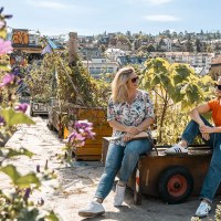Zwei Frauen sitzen in einem urbanen Dachgarten mit Pflanzen und genie&szlig;en den Ausblick auf die Stadt im Hintergrund., &copy; &copy; Stuttgart-Marketing GmbH, Sarah Schmid