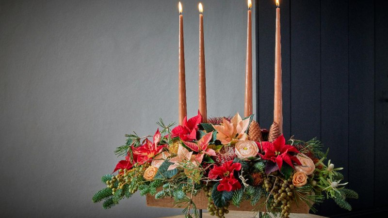 Weihnachtsboten &mdash; Adventsgesteck mit Eventfloristik Hildebrand, &copy; &copy; Charlotte Cowell - Unsplash Lizenz
