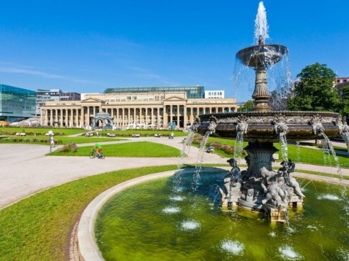 Der Schlossplatz in Stuttgart mit einem Brunnen im Vordergrund und dem K&ouml;nigsbau im Hintergrund bei sonnigem Wetter., &copy; Stuttgart Marketing GmbH
