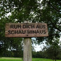 Holzschild mit der Aufschrift 'Ruh dich aus, schau hinaus' in einer grünen, bewaldeten Umgebung., © Nürtingen - Stuttgart-Marketing GmbH